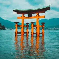 Wielka, pomarańczowa brama torii w morzu, zapytaj siebie, ile kosztuje wycieczka do Japonii, by zobaczyć ten widok.