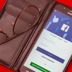 Jak włączyć tłumaczenie na Facebooku? Rozwiąż problem z językiem!