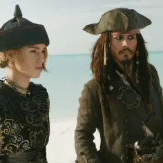 Elizabeth Swann i Kapitan Jack Sparrow, gwiazdy "Piraci z Karaibów", stoją na plaży.