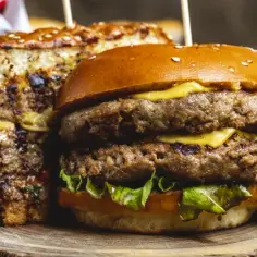 Co to jest hamburger? Poznaj składniki, historię i warianty dania