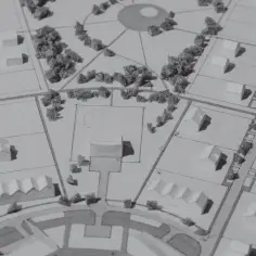 Model osiedla z domkami i drzewkami, przedstawiający planowane warunki zabudowy.