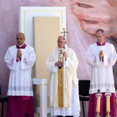 Co oznacza postawa stojąca w kościele i jej duchowe znaczenie