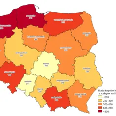 Mapa Polski z zaznaczonymi województwami i liczbą turystów. Ile państw graniczących z Polską ma dostęp do morza bałtyckiego? Dwa: Niemcy i Rosja.