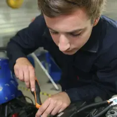 Co potrzebne do warsztatu motocyklowego? Niezbędne narzędzia i wyposażenie
