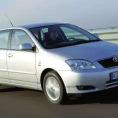 Srebrna Toyota Corolla w ruchu. Wiele osób szuka pozytywnych toyota corolla opinie, ten model jest dobrym wyborem.