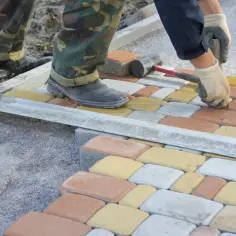 Jak położyć kostkę brukową w ogrodzie - uniknij najczęstszych błędów