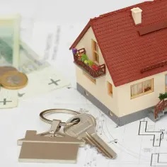 Model domu, klucze i pieniądze na planach architektonicznych. Marzenie o własnym domu, które zapewnia moje ciepło warunki.