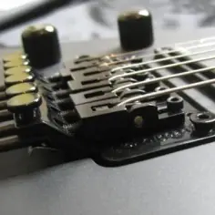 Jak ustawić mostek w gitarze elektrycznej, aby uniknąć problemów z grą