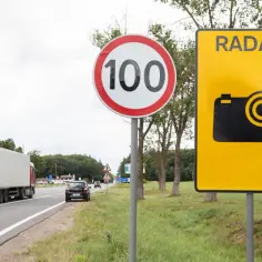 Ile można jechać ciężarówką poza terenem zabudowanym? Sprawdź limity!