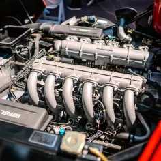 Silnik Ferrari. Zastanawiasz się, ile wlać oleju do silnika? Sprawdź instrukcję obsługi, aby dowiedzieć się, ile oleju potrzebuje ten potężny motor.