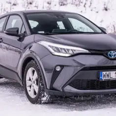 Szary Toyota C-HR 2022 na śniegu, gotowy na zimowe wyzwania.