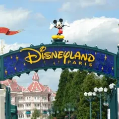Brama do Disneyland Paris, gdzie jest Disneyland w Europie. Mickey wita gości przed zamkiem.