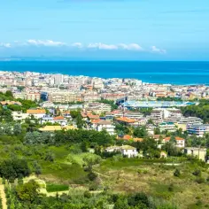 Widok na Pescara z zielonymi wzgórzami i morzem. Warto zobaczyć to miasto pełne słońca i pięknych krajobrazów.