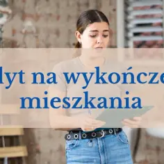 Kobieta z notatkami w ręku, w tle budowa. Planujesz remont? Sprawdź, jak uzyskać kredyt na wykończenie mieszkania.