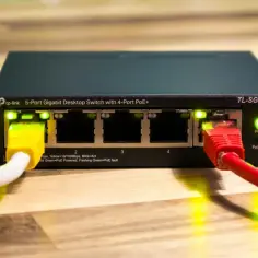 Przełącznik sieciowy TP-Link TL-SG1005P z podłączonymi kablami. Urządzenie to może być wykorzystywane w rozwiązaniach cgnat.