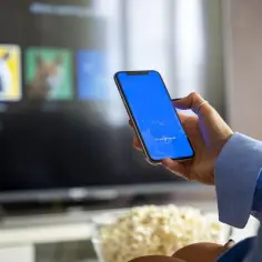 Jak oglądać filmy z telefonu na telewizorze bezprzewodowo i bez problemów