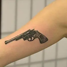 Tatuaż pistolet znaczenie: odkryj ukryte symbole i emocje