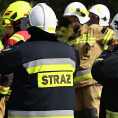 Strażacy w hełmach i mundurach. Choć praca strażaka ochotnika jest bezpłatna, to pytanie "ile zarabia strażak ochotnik" często pojawia się w dyskusjach.
