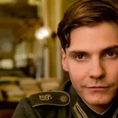 Daniel Brühl jako major SS w "Bękartach wojny". Jego spojrzenie zdradza złożoność postaci z obsady.