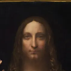 Portret Chrystusa z uniesioną dłonią, w bogatej ramie. Dzieło to, uznawane za najdroższy obraz świata, emanuje tajemniczością.