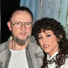 Natalia Kukulska i jej mąż, Michał Dąbrówka, pozują do zdjęcia. Wyglądają na szczęśliwych, jakby właśnie wrócili ze ślubu.