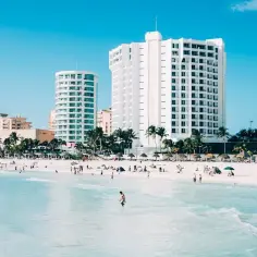 Piękna plaża w Meksyku, idealna na wakacje. Zastanawiasz się, ile trwa lot z Polski do Meksyku?