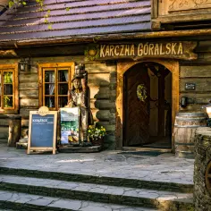 Drewniana karczma "Góralska" zaprasza na pyszne jedzenie. Idealne miejsce, gdzie dobrze zjeść w Ustroniu.