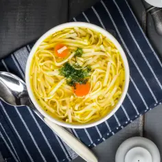 Aromaticzny rosół z makaronem, idealny na lekki posiłek. Sprawdź jego rosół z makaronem kcal!