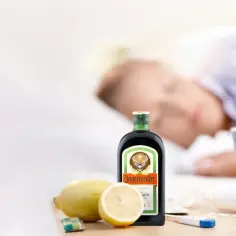 Butelka Jägermeistera, cytryny i leki sugerują, że szukamy jagermeister właściwości lecznicze.