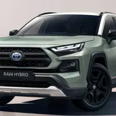 Nowy, zielony Toyota RAV4 Hybrid 2022 z czarnymi felgami i dwukolorowym nadwoziem prezentuje się nowocześnie.