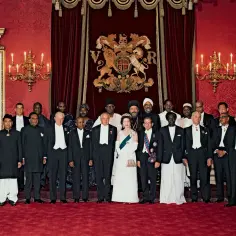 Królowa Elżbieta II z przywódcami państw w Pałacu Buckingham, symbolizującymi brytyjską wspólnotę narodów.