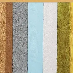 Warstwy materiałów budowlanych: płyty drewnopochodne, wełna mineralna, styropian. Pokazują różne rodzaje termoizolacji.