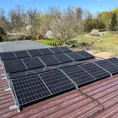 Panele fotowoltaiczne na dachu generują czystą energię, tworząc wokół siebie niewidzialne pole elektryczne.
