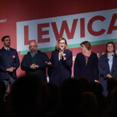 Grupa osób na scenie, w tle napis "LEWICA" i symbol praw kobiet.