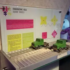 Trójmiasto atrakcje dla dzieci zimą: interaktywna wystawa "Kwadratowe koła" z zielonymi samochodzikami.