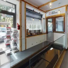 Wnętrze salonu okien i drzwi z ekspozycją produktów i witryną.