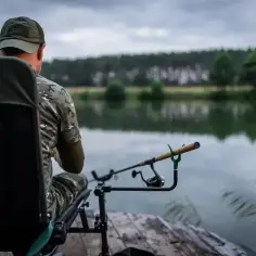 Wędkarz czeka na branie, zastanawiając się, jaka wędka do method feeder będzie najlepsza.
