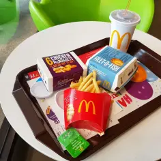 Zestaw McDonald's: 6 McNuggets, Filet-O-Fish, frytki i napój. Zastanawiasz się nad nuggetsy mcdonald kcal?