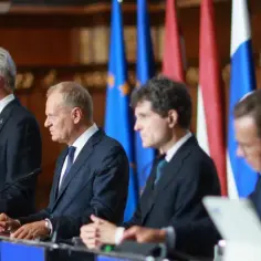 Liderzy państw stojący za mównicami, na tle flag narodowych i UE. W tle widoczna jest nazwa "Eastern Flank Summit", sugerująca spotkanie w ramach koalicji europejskiej.