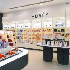 W sklepie z kosmetykami, gdzie króluje marka Hdrey, znajdziesz szeroki wybór produktów do pielęgnacji i makijażu.