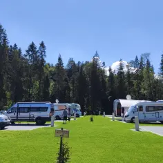 Gdzie parkować kamperem? Odkryj najlepsze miejsca i zasady parkowania