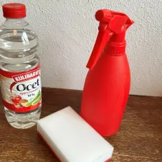 Butelka octu, czerwony spryskiwacz i biała gąbka. Czy ocet niszczy uszczelki? Zastanawiamy się nad tym, używając tych środków do sprzątania.