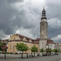 Rynek w Bolesławcu, gdzie leży to piękne miasto, z charakterystyczną wieżą ratuszową i kolorowymi kamienicami.