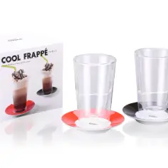 Dwa szklane kubki z podwójnymi ściankami i spodki, obok pudełka z napisem "Cool Frappé".