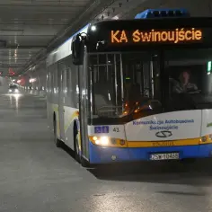 Autobus komunikacji miejskiej jedzie przez tunel. Zastanawiasz się, ile jest kilometrów ze Szczecina do Świnoujścia?