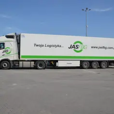 Ile długości ma naczepa tira? Kluczowe wymiary i przepisy transportowe