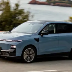 Niebieski chiński SUV za 77 tys. przemierza malowniczą, nadmorską drogę.