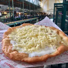 Lángos z serem i śmietaną, idealny przysmak, gdzie zjeść w Budapeszcie.