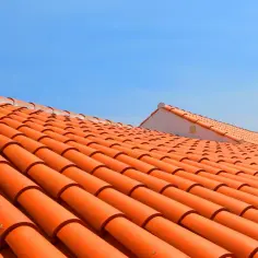 Gdzie kupić dachówkę ceramiczną? Znajdź najlepsze oferty w Polsce