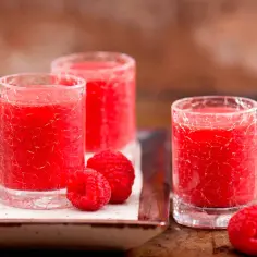 Najlepsze drinki z malinówką, które zaskoczą Twoich gości